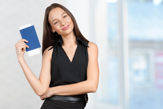 Portrait de femme heureux touriste détenteurs d&#39;un passeport