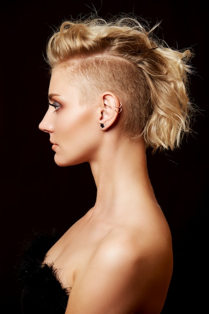 Portrait de femme incroyable, modèle blonde avec coiffure, beauté fasion