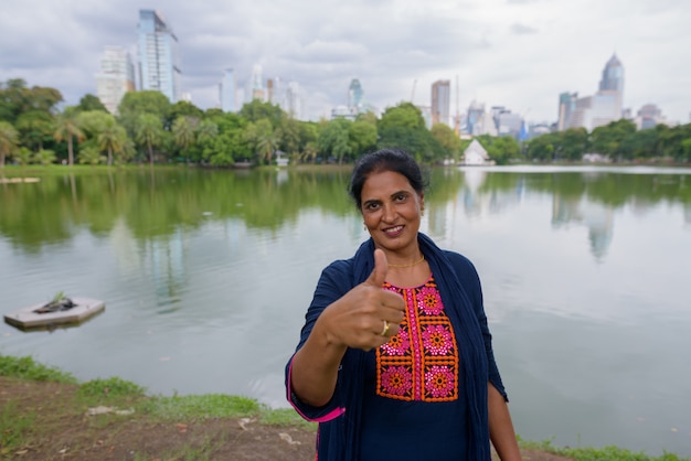 Portrait de femme indienne belle mature à la découverte de la ville de Bangkok, Thaïlande