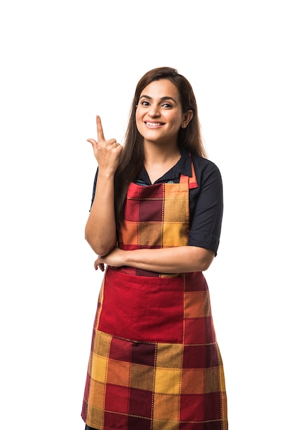 Portrait de femme indienne chef ou cuisinier en tablier présentant pointage avec signe ok pouces vers le haut ou mains pliées debout isolé sur fond blanc