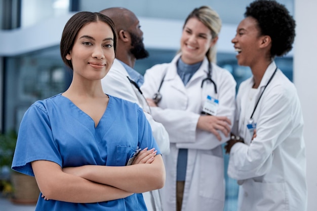 Portrait de femme et infirmière dans un hôpital avec vision et objectifs de la gestion de la clinique Équipe de soins médicaux et de chirurgiens professionnels avec bonheur se sentant fier du soutien au bien-être et du travail de santé