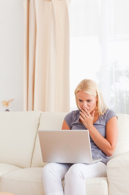 Portrait d&#39;une femme inquiète à l&#39;aide d&#39;un ordinateur portable