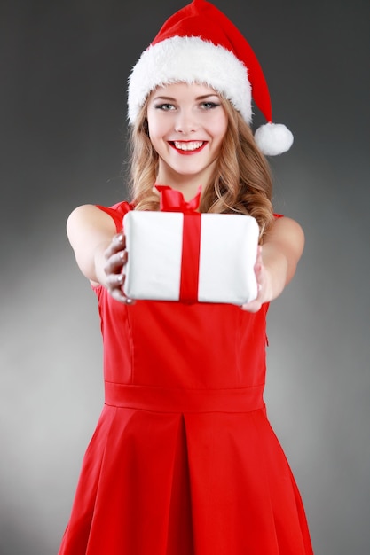 Portrait de femme isolée de noël tenir un cadeau de noël rouge