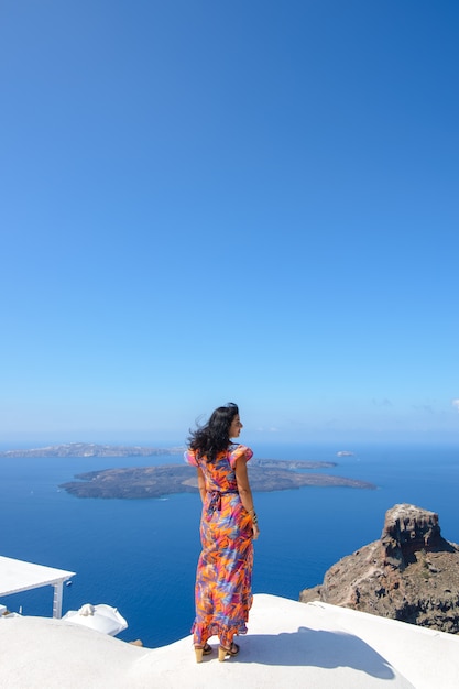 Portrait d'une femme israélienne. Femme regardant la mer Méditerranée sur l'île de Santorin.