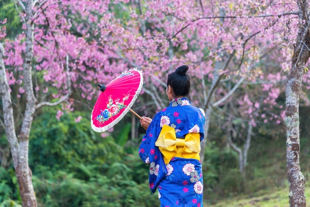 un portrait de femme japonaise kimono et fleur de cerisier