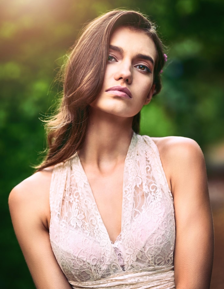Photo portrait de femme et de jardin mode avec fantaisie conte de fées et fleurs dans les cheveux avec confiance en plein air parc de printemps et l'élégance dans la forêt et les bois avec la princesse calme et style glamour dans la nature