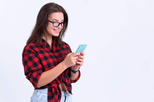 Portrait de femme jeune belle hipster sur blanc