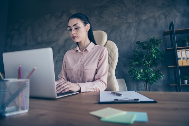 portrait de femme jeune entreprise