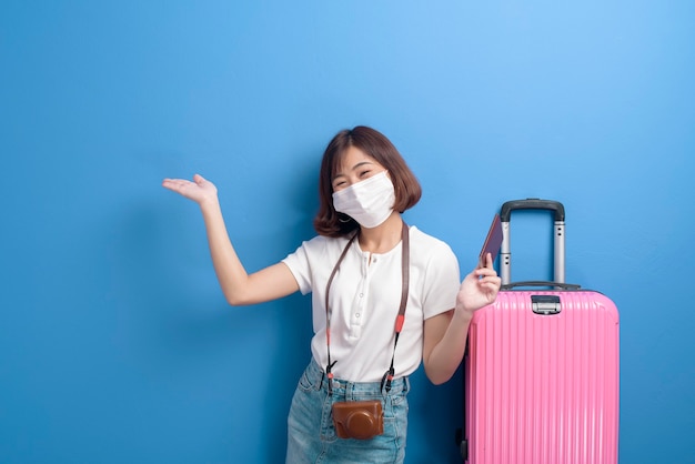 Un portrait de femme jeune voyageur avec masque facial, nouveau concept de voyage normal