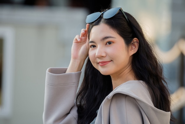 Portrait de femme jeunes femmes thaïlandaises shopping dans la soirée