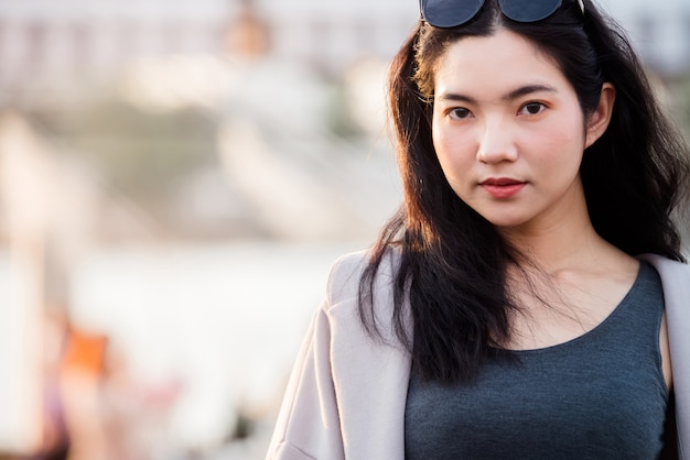 Portrait de femme jeunes femmes thaïlandaises shopping dans la soirée