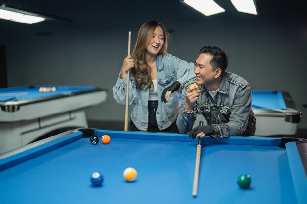 Portrait d'une femme jouant au billard