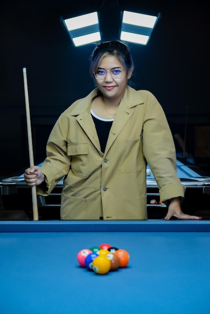 Photo portrait d'une femme jouant au billard