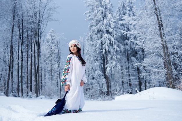 Portrait De Femme Le Jour D'hiver Sur Fond De Paysage Enneigé