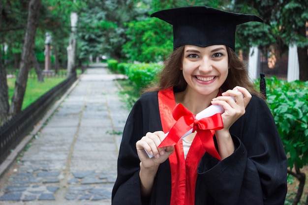 Portrait de femme le jour de sa remise des diplômes. Université. Concept d&#39;éducation, de remise des diplômes et de personnes