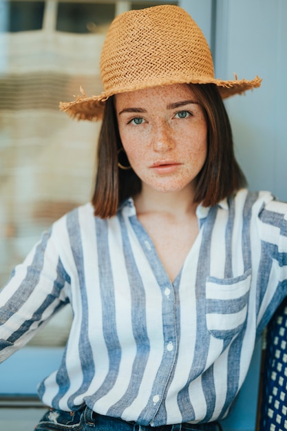 Portrait d&#39;une femme joyeuse, coiffé d&#39;un chapeau de paille