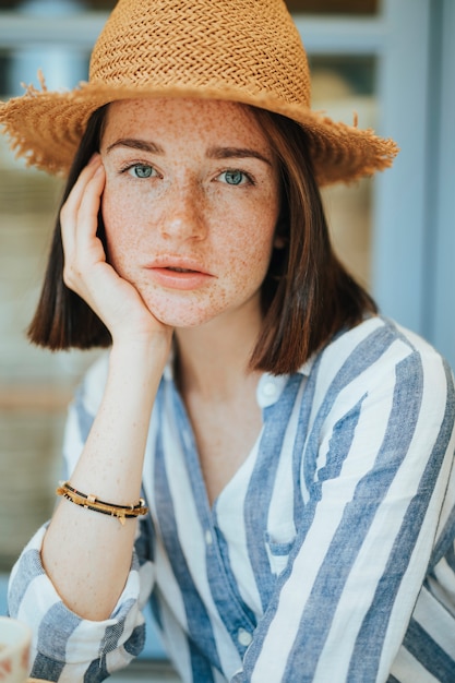 Portrait d&#39;une femme joyeuse, coiffé d&#39;un chapeau de paille