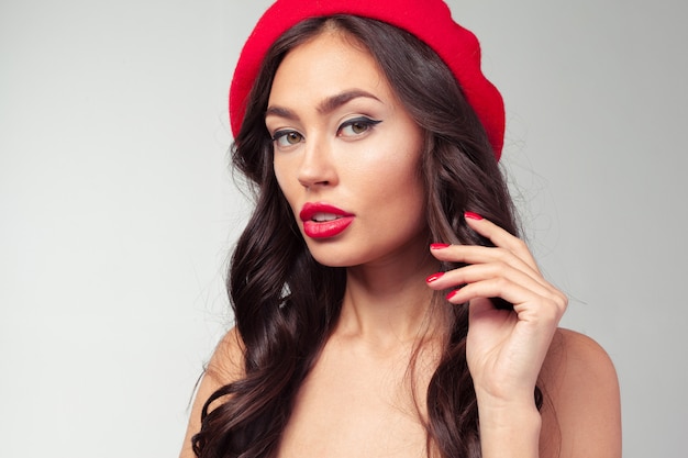 Photo portrait d'une femme joyeuse portant un béret rouge