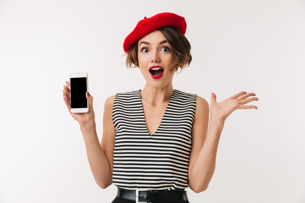 Portrait d'une femme joyeuse portant un béret rouge