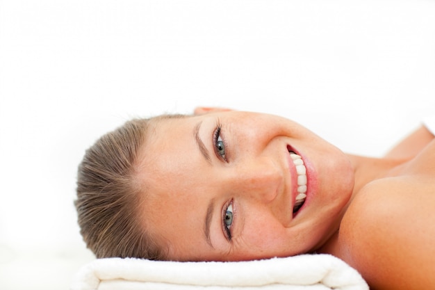 Portrait de femme joyeuse se détendre après un traitement de spa