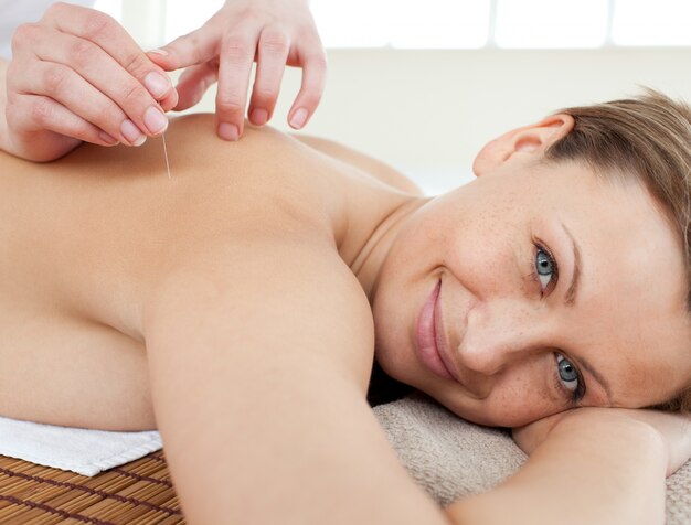 Portrait d&#39;une femme joyeuse en thérapie d&#39;acupuncture