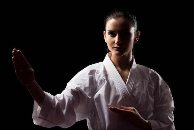 Portrait d'une femme en kimono sur fond noir