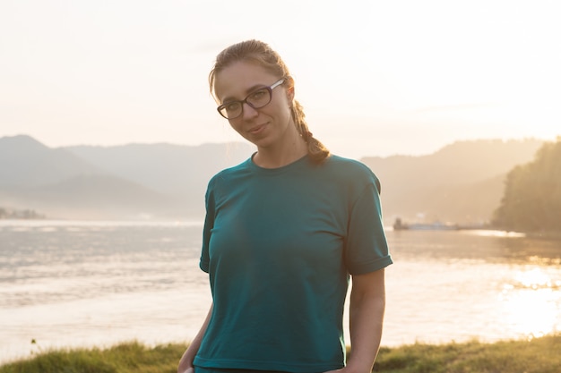Photo portrait de femme sur le lac de teletskoïe
