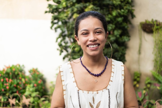 Portrait de femme Latina en costume traditionnel