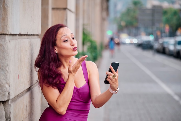 Portrait d'une femme latina dans le concept de mode de la ville