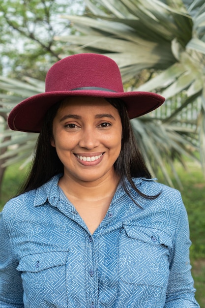 Photo portrait d'une femme latine avec un chapeau en plein air