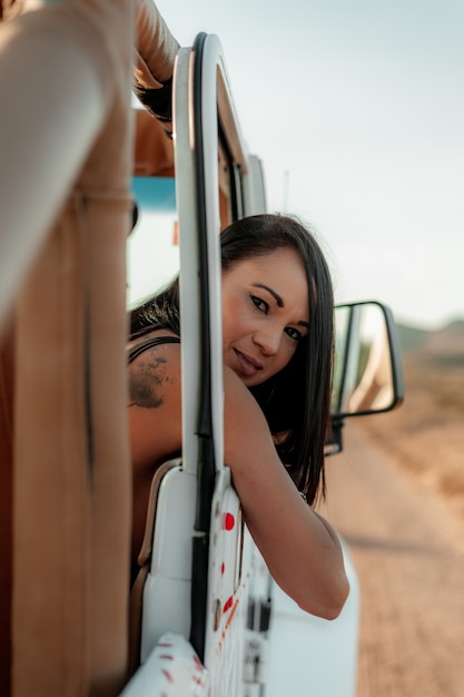 Portrait de femme latine à l'extérieur de carwindow