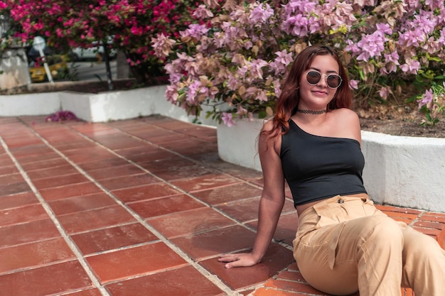 Portrait de femme latine avec des lunettes de soleil