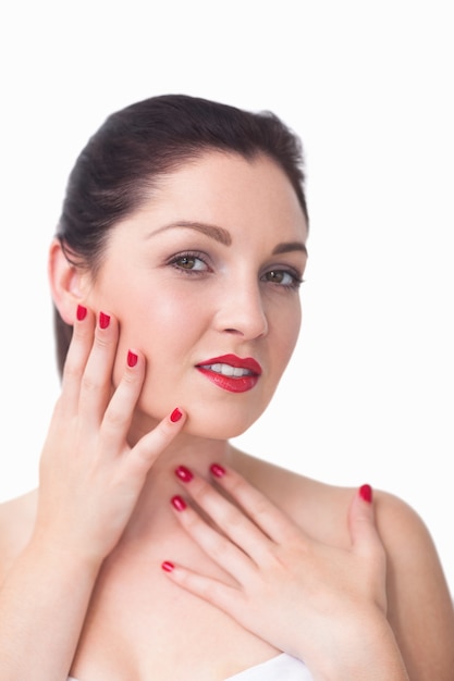 Portrait de femme avec des lèvres rouges et des ongles peints en rouge