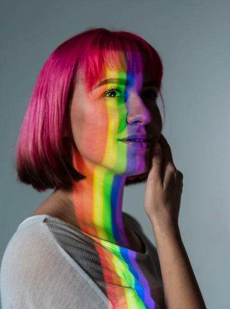 Portrait de femme lgbt avec symbole arc-en-ciel