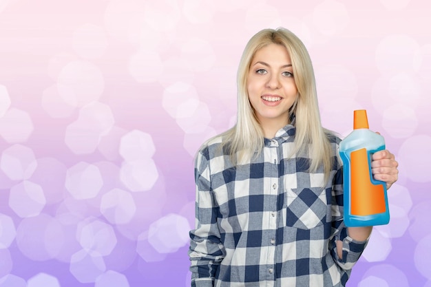 Portrait d'une femme avec un liquide de nettoyage