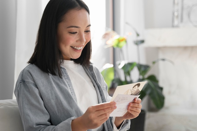 Portrait de femme lisant une lettre