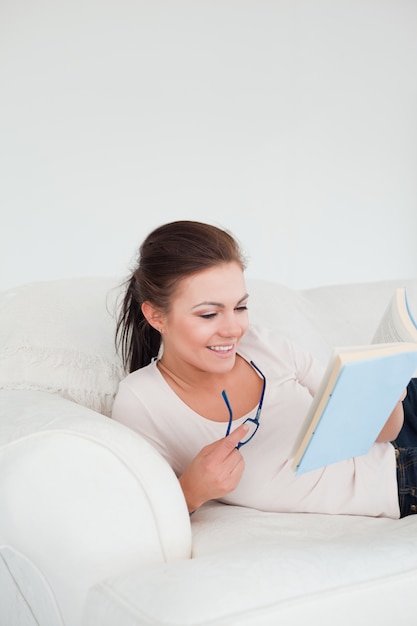 Portrait d&#39;une femme lisant un livre