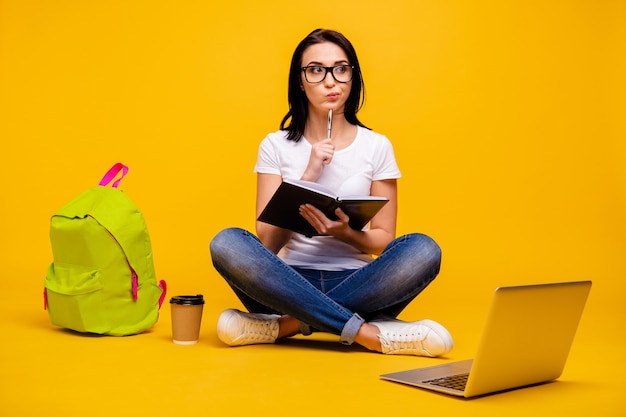 Photo portrait femme avec livres et ordinateur portable