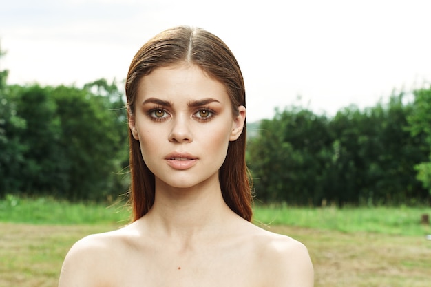 Portrait d'une femme look attrayant épaules nues feuilles vertes mode de vie