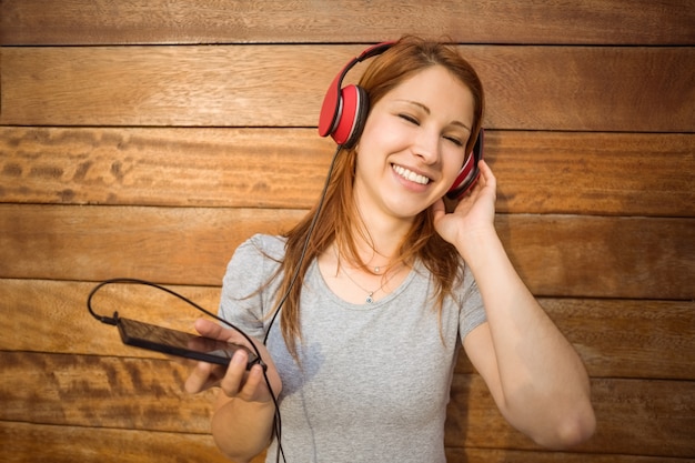 Portrait d&#39;une femme ludique dansant tout en écoutant de la musique