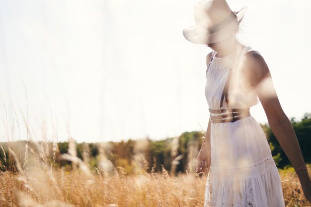 Portrait de femme à la lumière dorée du coucher du soleil dans un pré extérieur Mode de vie printanier et estival Bien-être et zen comme activité de méditation en plein air Aimer la vie