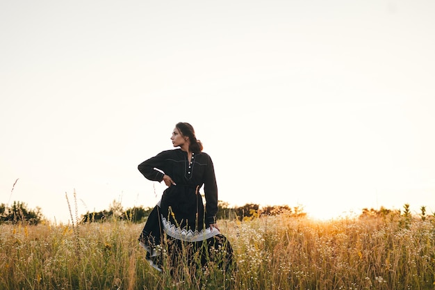 Portrait de femme à la lumière dorée du coucher du soleil dans un pré extérieur Mode de vie printanier et estival Bien-être et zen comme activité de méditation en plein air Aimer la vie