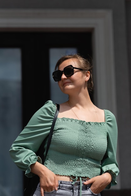 Portrait d'une femme à lunettes de soleil en été Concept de personnes et de style de vie