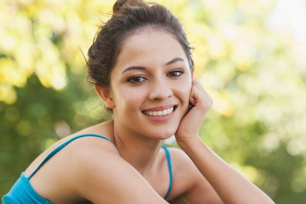 Portrait de femme magnifique assis dans un parc