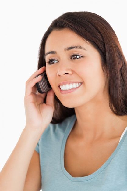 Portrait d&#39;une femme magnifique au téléphone