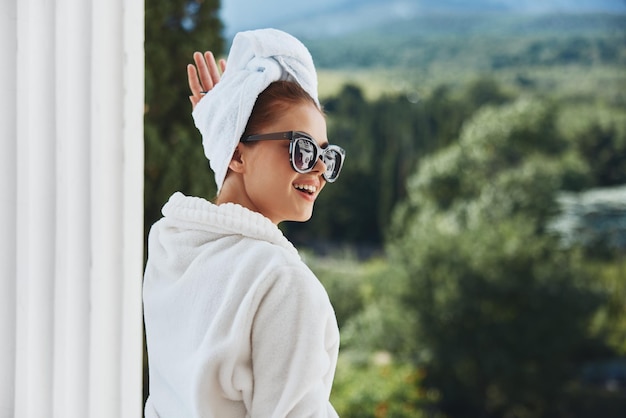 Portrait d'une femme magnifique en robe blanche sur le balcon un peu sur la nature verte Style de vie Photo de haute qualité