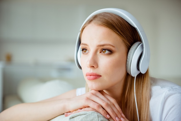 Portrait femme à la maison écoute de la musique