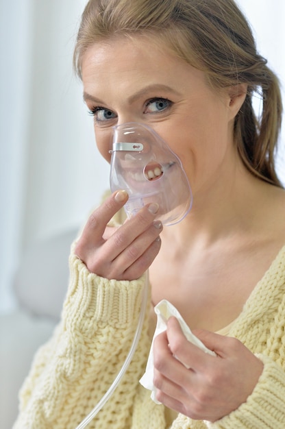 Portrait d'une femme malade avec inhalateur