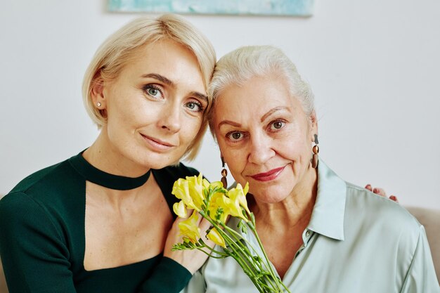 Portrait de femme avec maman le jour de la fête des mères