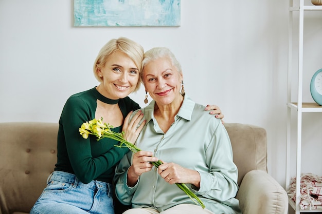 Photo portrait de femme avec maman senior